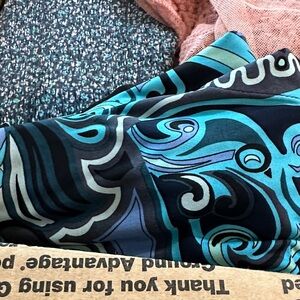 Women's MYSTERY BOX- TOPS/ DRESSES/& AND MORE. 8 ITEMS